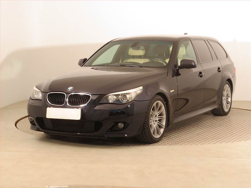 BMW Řada 5 (2010) M Paket 520d, Serv.kniha, Navi - fotka 2 z 16
