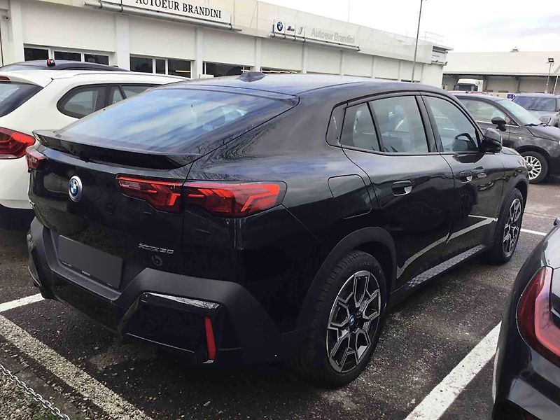 BMW iX2 (2024) xDrive30 - fotka 3 z 12