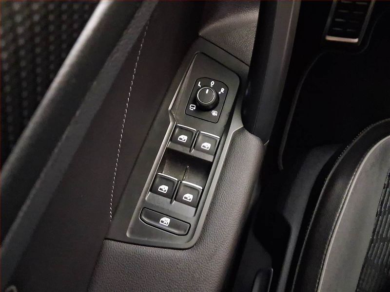 Volkswagen Tiguan (2024) 2.0 TSI - fotka 16 z 22