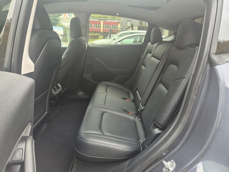 Tesla Model Y RWD 220kw TZ SOH 93,6 % - fotka 42 z 49