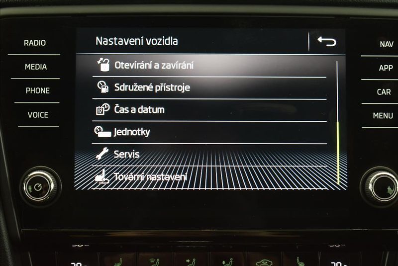 Škoda Octavia 1,6 TDi, DSG,NAVI,serviska, - fotka 25 z 40