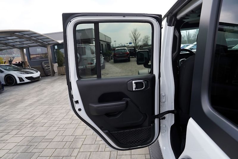 Jeep Wrangler 2.2 CRD/Sport/MultiJet/4x4/AT - fotka 22 z 44