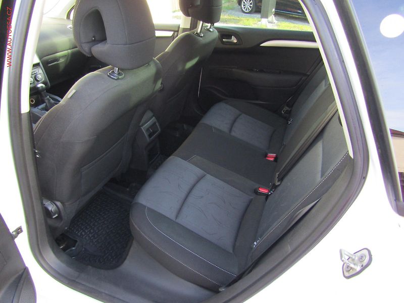 Citroën C4 (2012) 1.6HDi, ČR, AC, STK5/28 - fotka 10 z 15