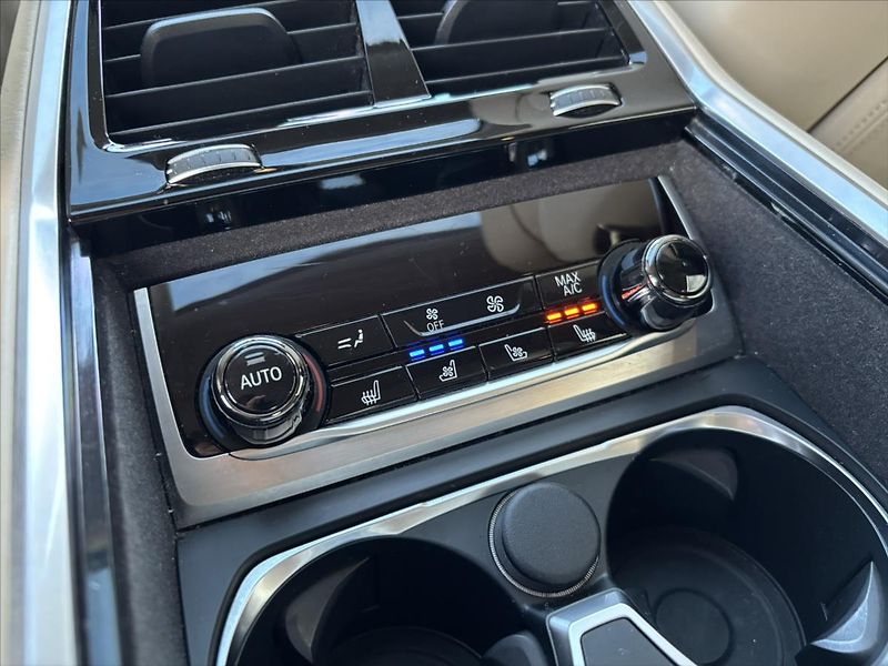 BMW Řada 7 4,4 i 750Li xDrive Individual - fotka 13 z 39