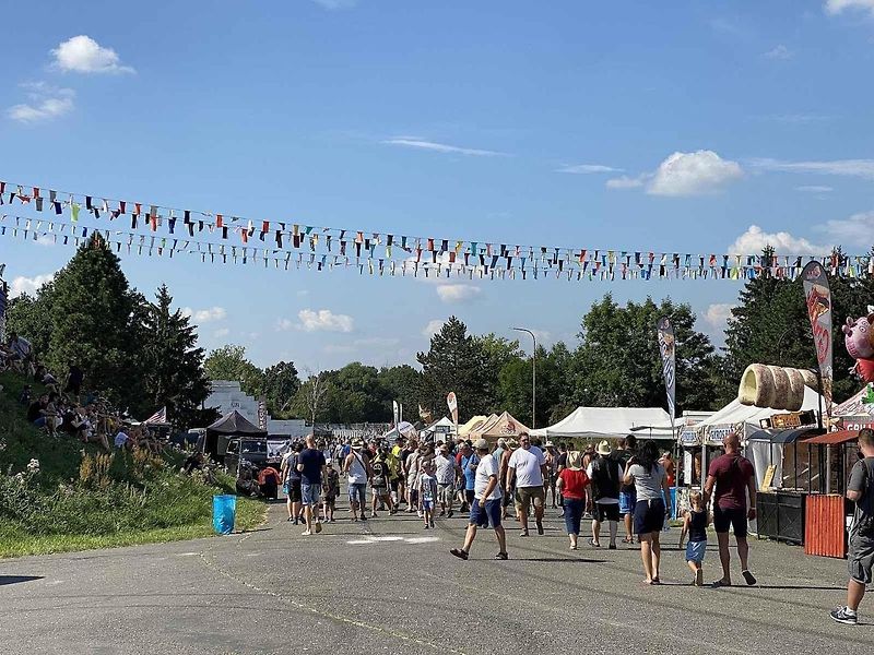 Stovky amerik zaplnily na víkend hradecké letiště.