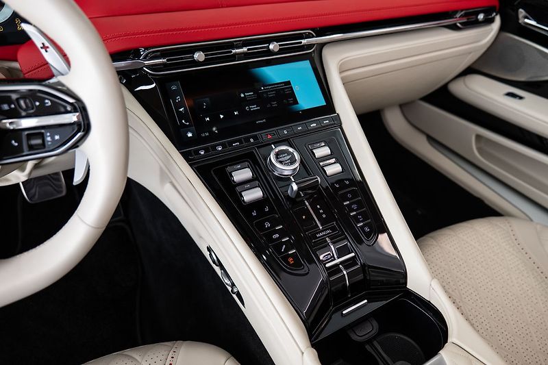 Aston Martin DB12 Volante - fotka 11 z 28