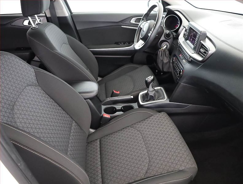Kia Ceed (2019) 1.4 T-GDI, Serv.kniha - fotka 7 z 19