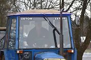 Táta, brácha a já, jedeme v tom spolu. V Suchém pořádali v pondělí vánoční jízdu traktorů.