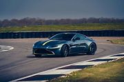 Aston Martin Vantage AMR má standardně manuální převodovku a karbonové brzdy