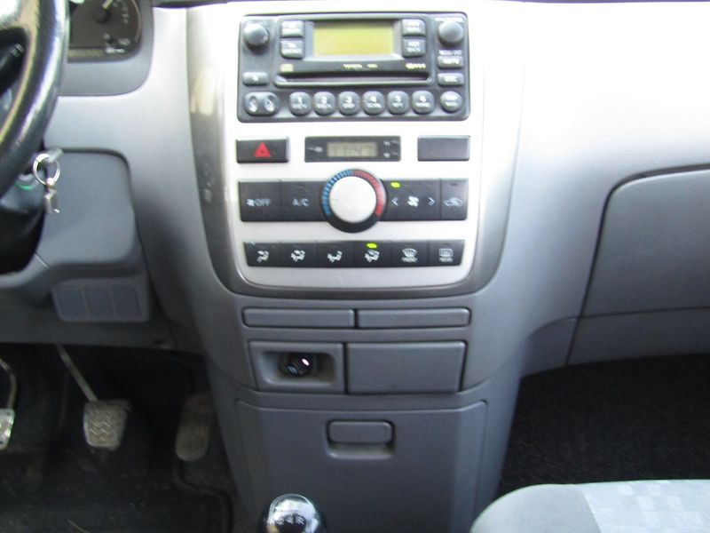 Toyota Avensis Verso (2003) 2.0 D-4D 85kW BEZ KOROZE A DPF - fotka 25 z 30