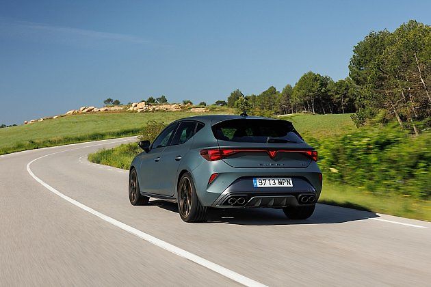Množství koncovek na zádi dává světu povědomí o tom, že tohle auto asi jen tak předjet nepůjde, zdroj: Se svolením Cupra