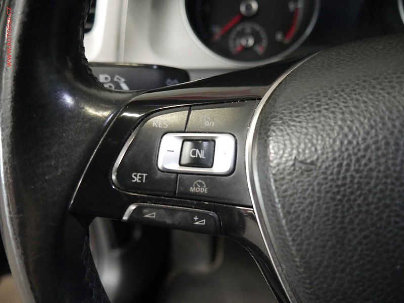 Volkswagen Golf (2015) 1.6TDi, Navi, panor - fotka 16 z 19