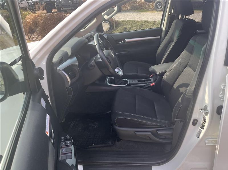Toyota Hilux DC 2,4 D-4D 6 MT Active 4X4 - fotka 10 z 27