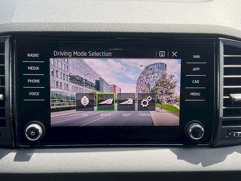 Škoda Karoq (2025) Sportline 1.5TSi 110kW 7°autom - fotka 28 z 31