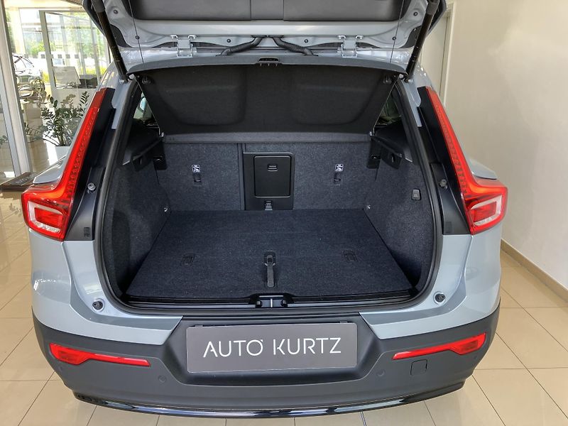 Volvo XC40 B3 FWD Plus Dark AT7 - fotka 9 z 40