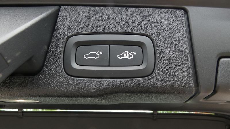 Volvo XC60 B4 mHEV AWD Plus Dark - fotka 21 z 23