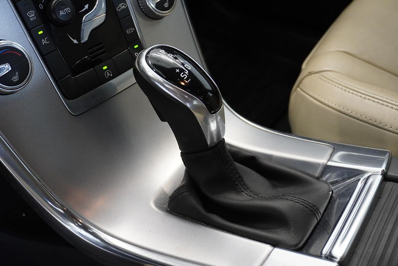 Volvo XC60 2,0 D4 AUTOMAT - fotka 15 z 32