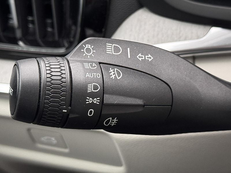 Volvo V60 B4 DARK PLUS CZ 1.maj - fotka 30 z 47
