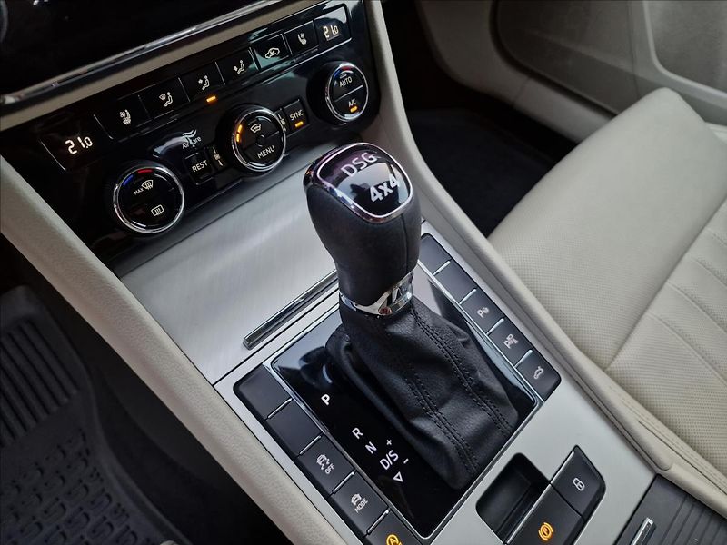 Škoda Superb 2.0TDI 147kW 4x4 DSG L&K,1Maj - fotka 35 z 50