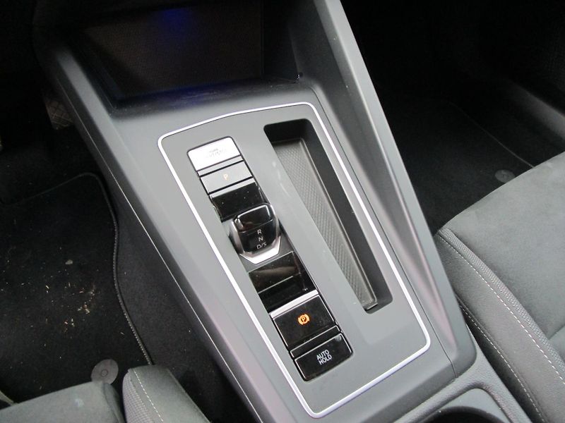 Volkswagen Golf 2,0TDI-DSG-NOVÁ STK+OLEJ - fotka 23 z 30