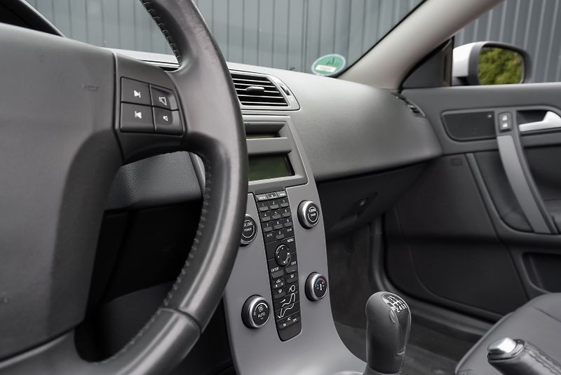 Volvo C70 2.4 D5 MOMENTUM - fotka 26 z 34