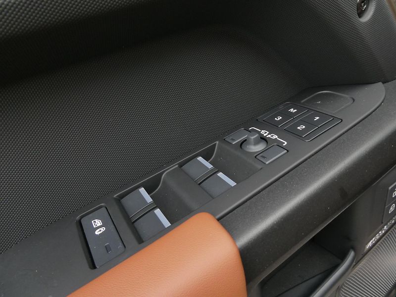 Land Rover Defender 110 4,4 OCTA P635 - fotka 12 z 48