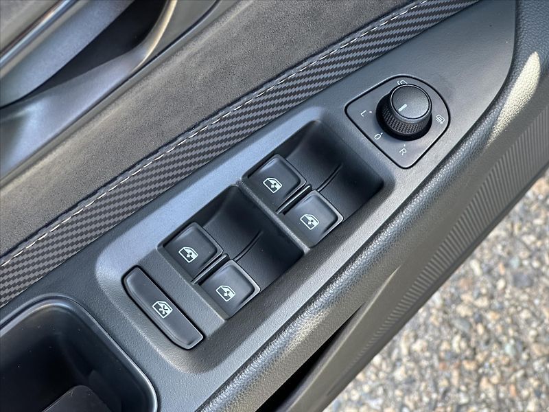 Seat Leon 2,0 TSI Cupra 221kW 4Drive DSG - fotka 12 z 32
