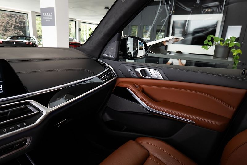 BMW X7 M50i/360/HarmanKardon/Pano - fotka 18 z 31