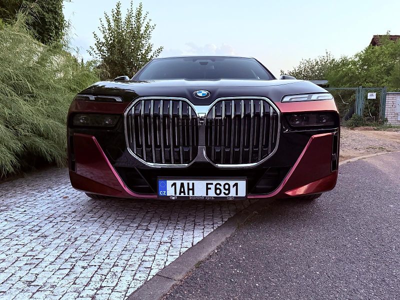 BMW Řada 7 (2024) BMW 740 M paket - fotka 8 z 20