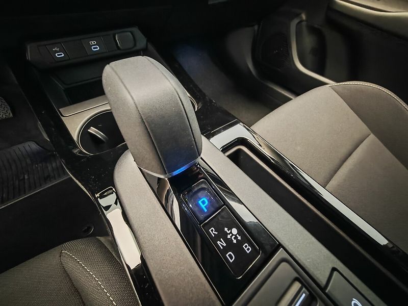 Toyota Prius 2.0 Plug-in Hybrid Prestige - fotka 35 z 38