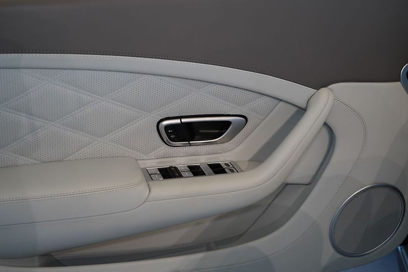 Bentley Continental GTC Mulliner, Masáže, Ventilace - fotka 27 z 52