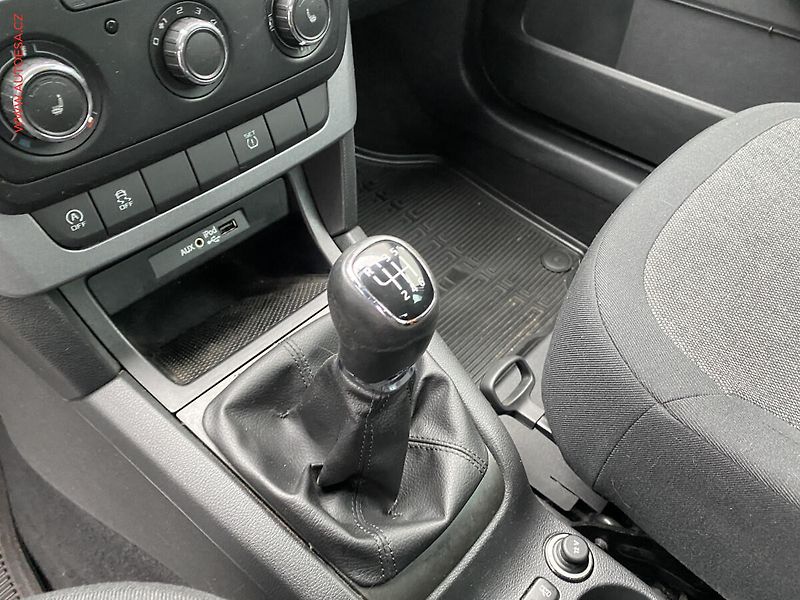 Škoda Yeti (2015) 1.2 TSi, Active, +sada kol - fotka 15 z 17