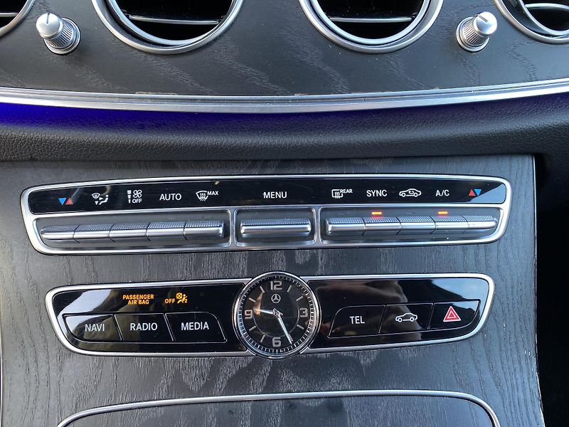 Mercedes-Benz Třídy E E 220d 4MATIC AMG - fotka 25 z 28