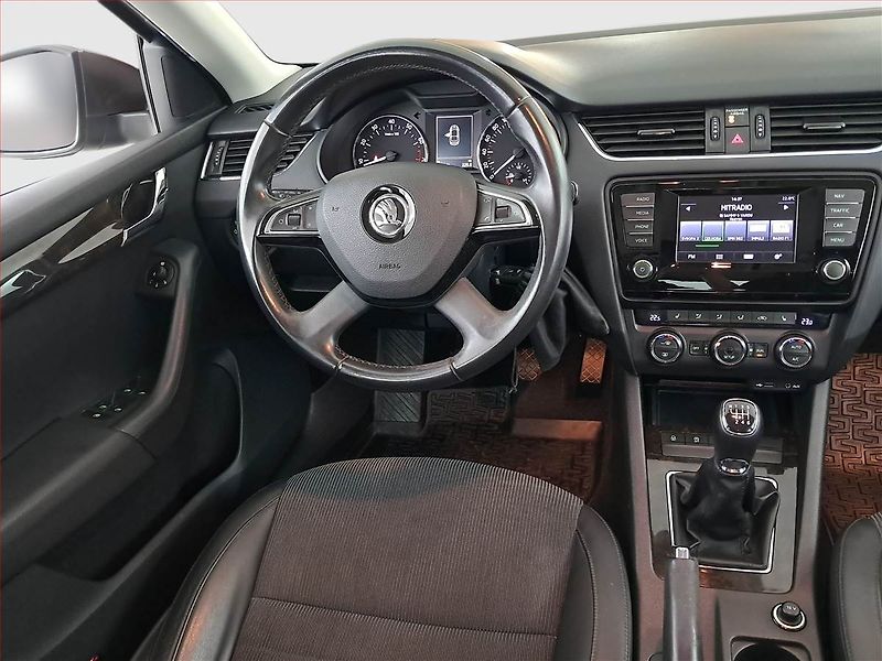 Škoda Octavia (2014) Elegance 1.4 TSI, Kůže - fotka 7 z 20