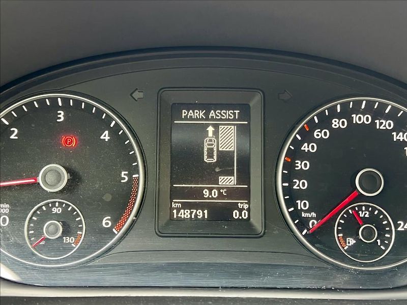 Volkswagen Touran 1,6 TDi  NAVI / kamera / ALU - fotka 23 z 44