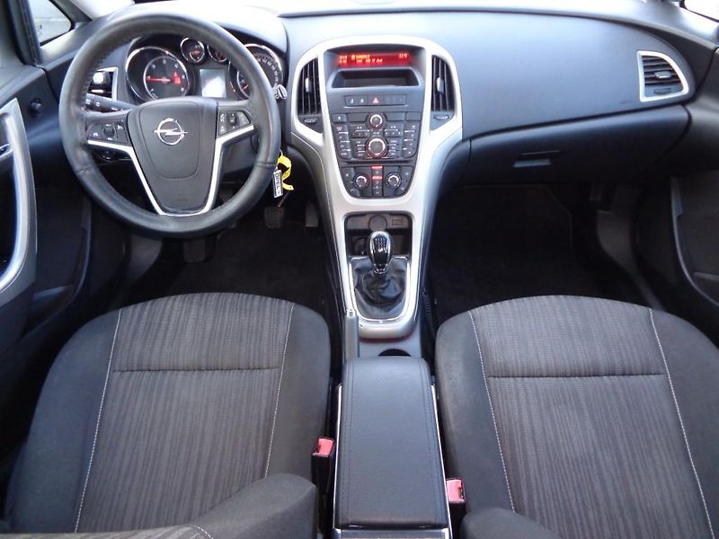 Opel Astra 1.7 TDCi Sports Tourer 81 kW - fotka 12 z 23