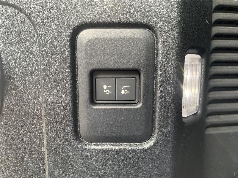 Land Rover Defender (2026) 130 D350 X AWD / 7 MÍST* - fotka 8 z 59