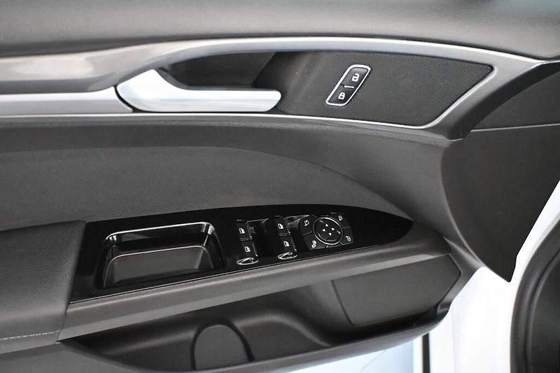 Ford Mondeo (2021) 2.0 140 KW LED SONY Titanium T - fotka 15 z 39