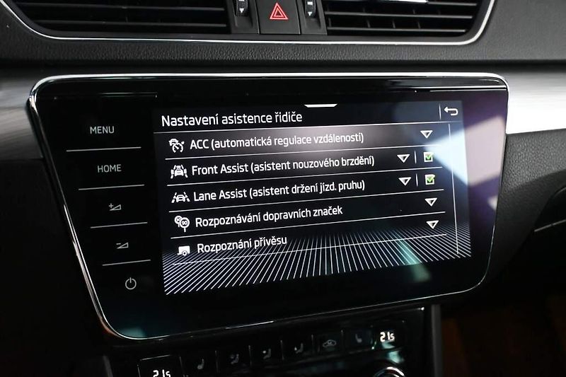 Škoda Superb (2022) 2.0 DSG LED VIRTUAL ACC Kamera - fotka 18 z 36