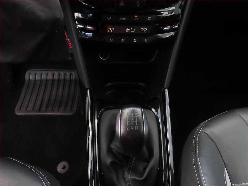 Peugeot 2008 (2017) 1.6 BlueHDi, Navi, Tempomat - fotka 15 z 20