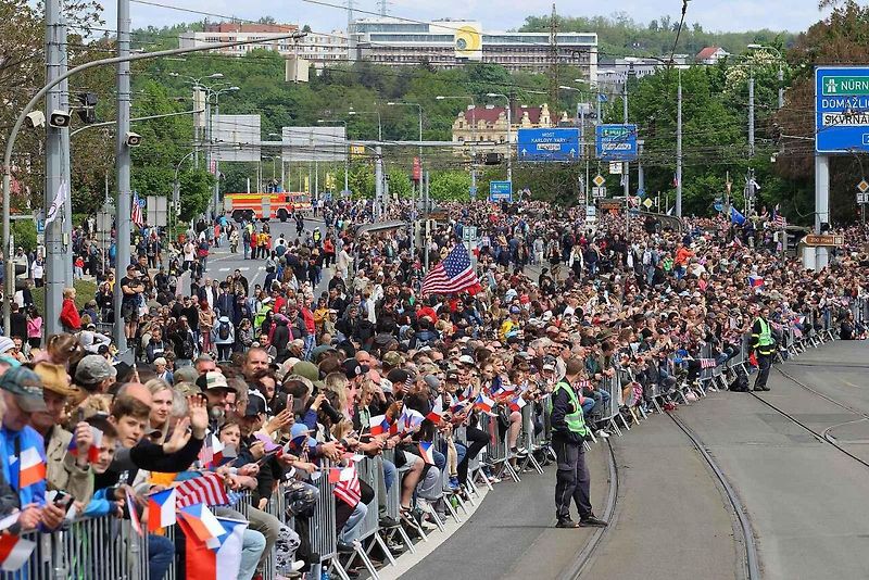 Plzní projel Konvoj svobody. Stovky kusů historické vojenské techniky v neděli projely z Bor do centra města. Ulice lemovaly tisíce diváků.
