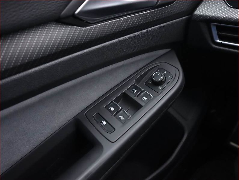 Volkswagen Golf (2021) R-Line 2.0 TDI, Automat, Kůže - fotka 24 z 25