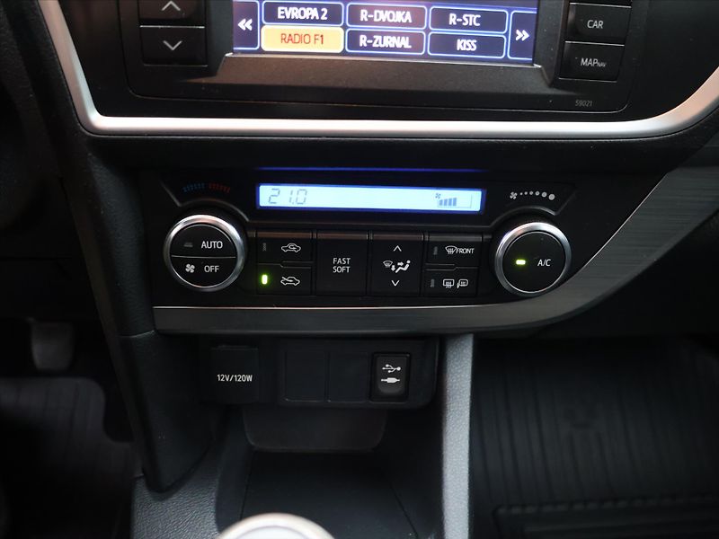 Toyota Auris 1,6 i 97kW Serv. Kniha - fotka 17 z 25