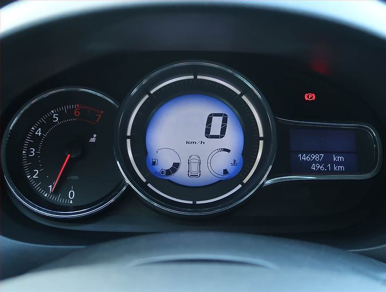 Renault Fluence (2013) 1.6 16V, po STK, slušný stav - fotka 11 z 14