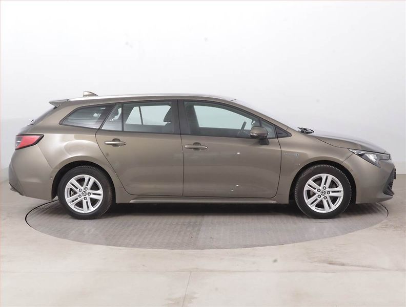 Toyota Corolla (2022) 1.8 Hybrid - fotka 6 z 16