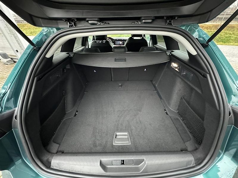 Peugeot 308 SW ALLURE PureTech 130 EAT8 - fotka 7 z 19
