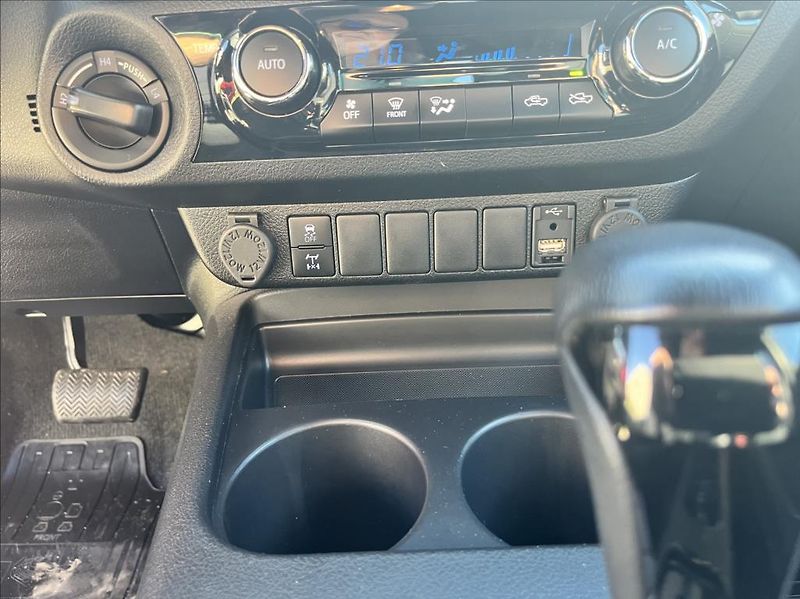 Toyota Hilux 4,0 V6 6A/T Advent. DEMO  DC - fotka 19 z 29