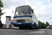 Historický autobus na stanovišti před přesunutým kostelem Nanebevzetí Panny Marie v Mostě.