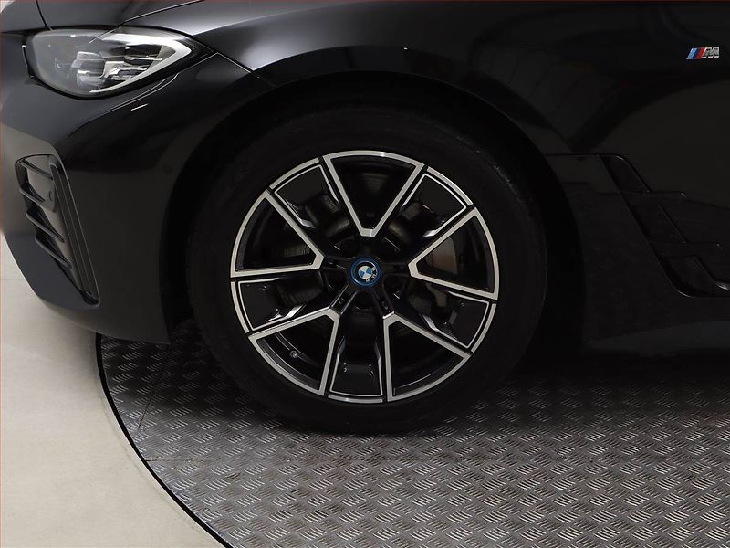 BMW i4 (2022) eDrive40, SoH 96% - fotka 15 z 24