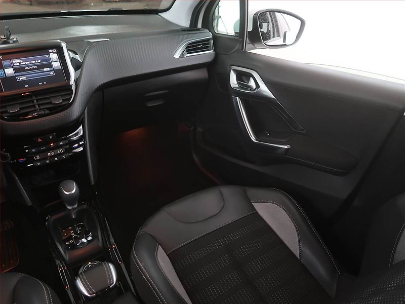 Peugeot 2008 (2016) Allure 1.2 PureTech, Automat - fotka 8 z 23